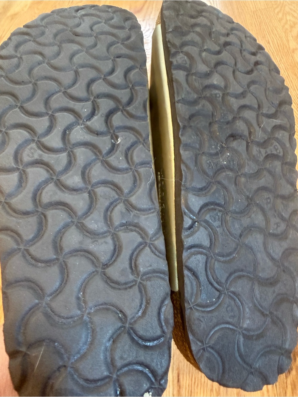 Birkenstock 9 Arizona Metallic Champagne Gold Two Strap Sandals Classic Preppy - Picture 9 of 9